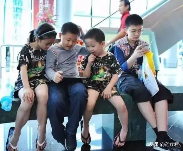 新闻小孩玩手机小孩玩手机管不住-第1张图片-太平洋在线下载